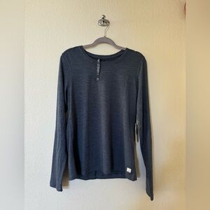 Vuori long sleeve crewneck shirt